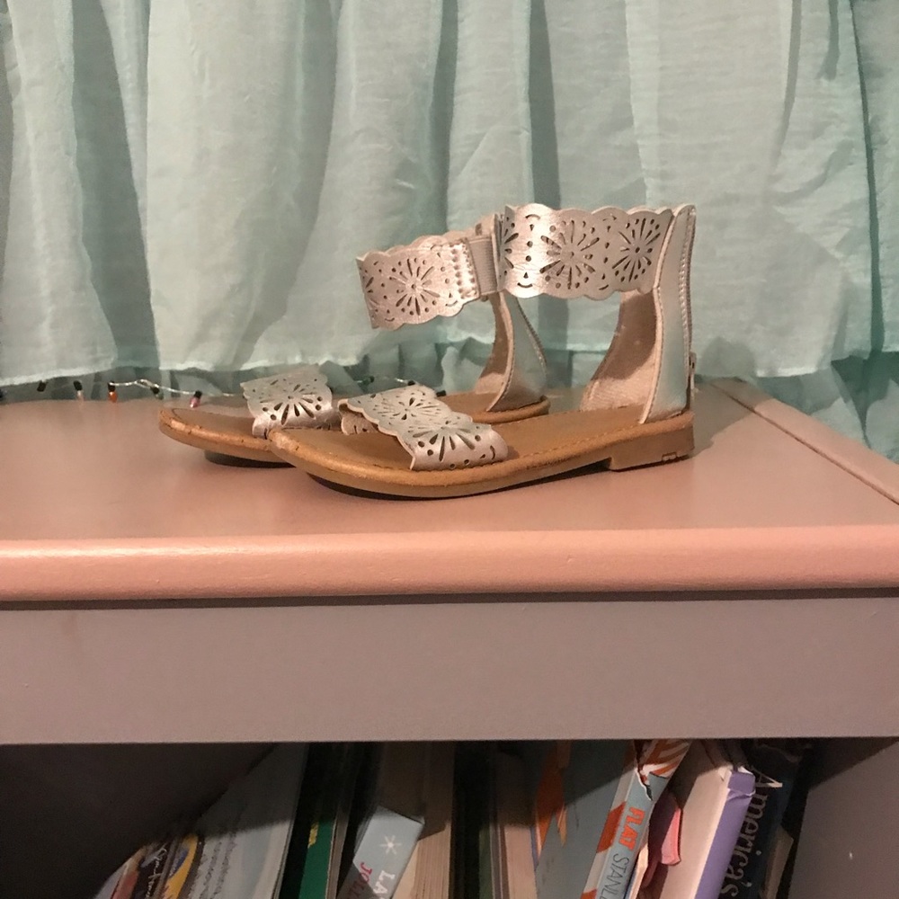 Cat&jack silver sandals toddlers size 8 ( a little worn)